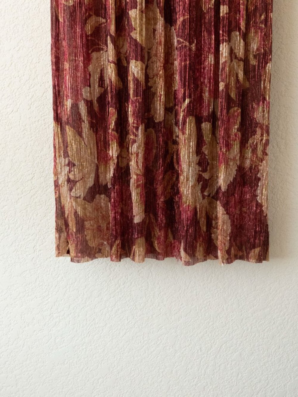 VICI Burgundy Floral Metallic Gold Pleated Maxi Dress XS Deep V Neck Slit - Picture 15 of 15
